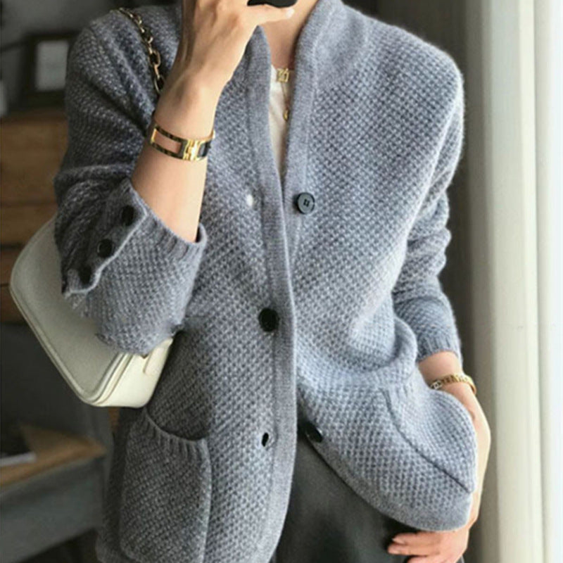 Dames cardigan confortable avec des détails de boutons élégants et de grandes poches Chic und Stil