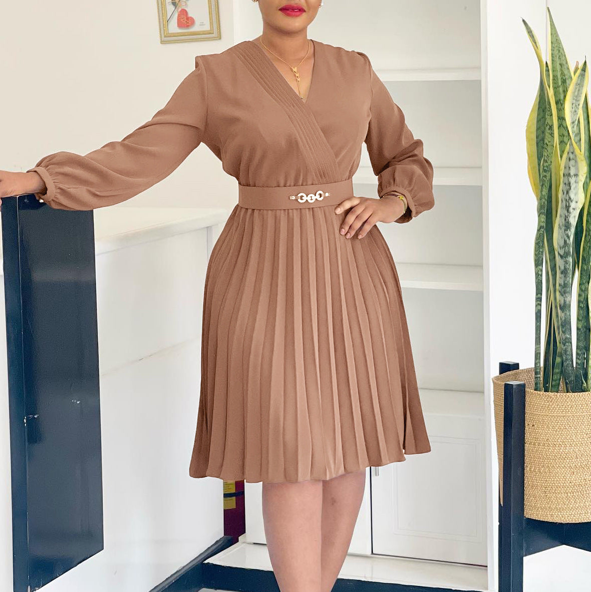 Robe portefeuille plissée pour femmes avec ceinture et élégante broche Chic und Stil