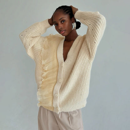 Cardigan pour femmes avec détails en volants et fermeture à boutons Chic und Stil