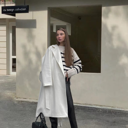 Pull en tricot surdimensionné pour femmes avec col haut et motif rayé tendance Chic und Stil