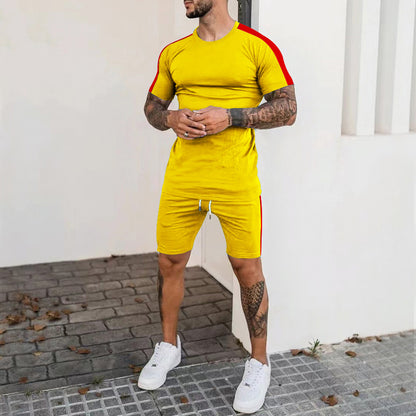 Men's sports set with short sleeves and shorts with contrasting details Chic und Stil