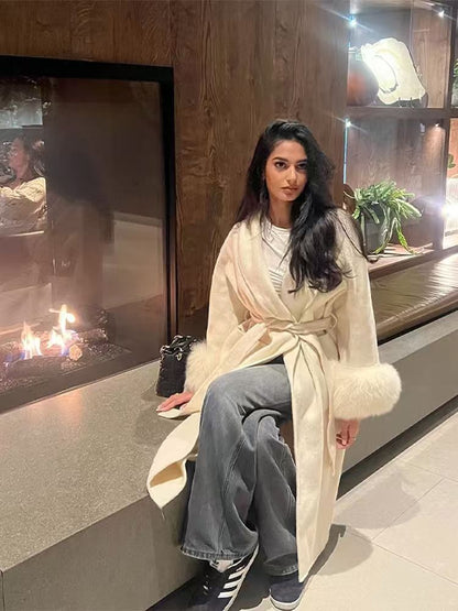 Dames élégant, manteau chaud avec des couleurs de fourrure luxueuses Chic und Stil