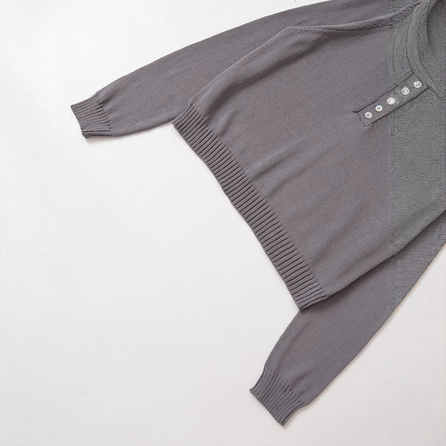 Pull-over en tricot décontracté pour dames avec des détails de boutons et un large col rond Chic und Stil