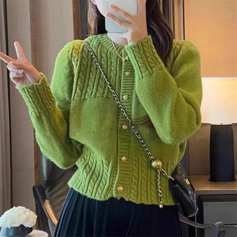 Dames pull-over en maille douillette avec texture en torsades et détails de boutons dorés Chic und Stil