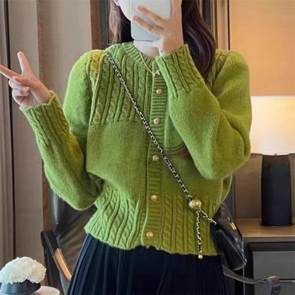 Dames pull-over en maille douillette avec texture en torsades et détails de boutons dorés Chic und Stil