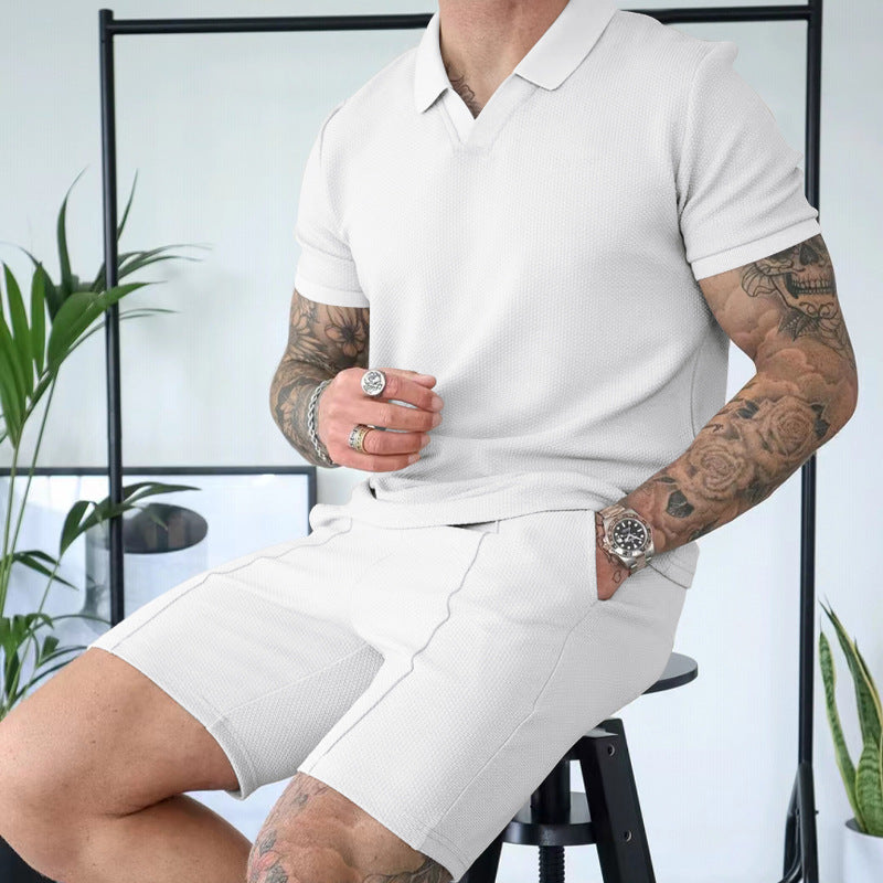 Homme polo à manches courtes avec une coupe sportive et shorts de sport Chic und Stil