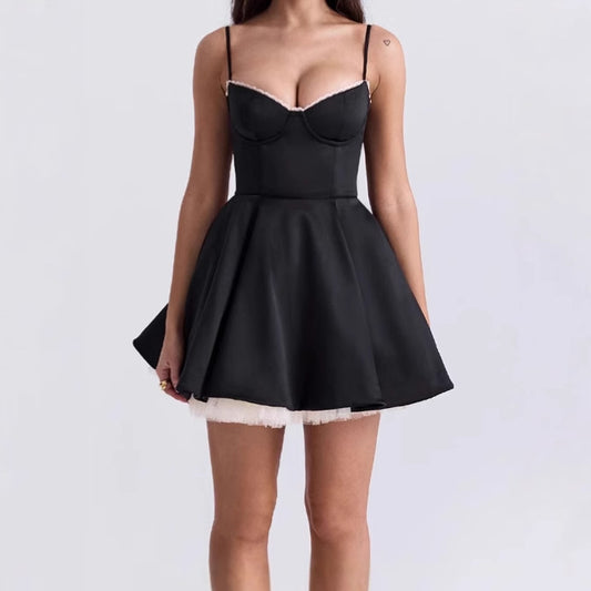 Robe de loisirs pour femmes avec un design sans bretelles et une jupe volumineuse Chic und Stil