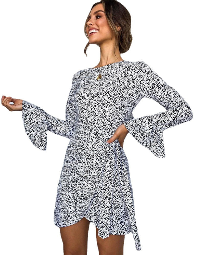 Robe portefeuille pour femmes avec des manches larges et un motif à pois Chic und Stil