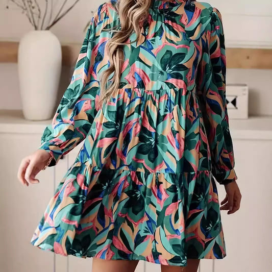 Robe rétro aérienne pour femmes avec des manches volumineuses et de larges plis Chic und Stil