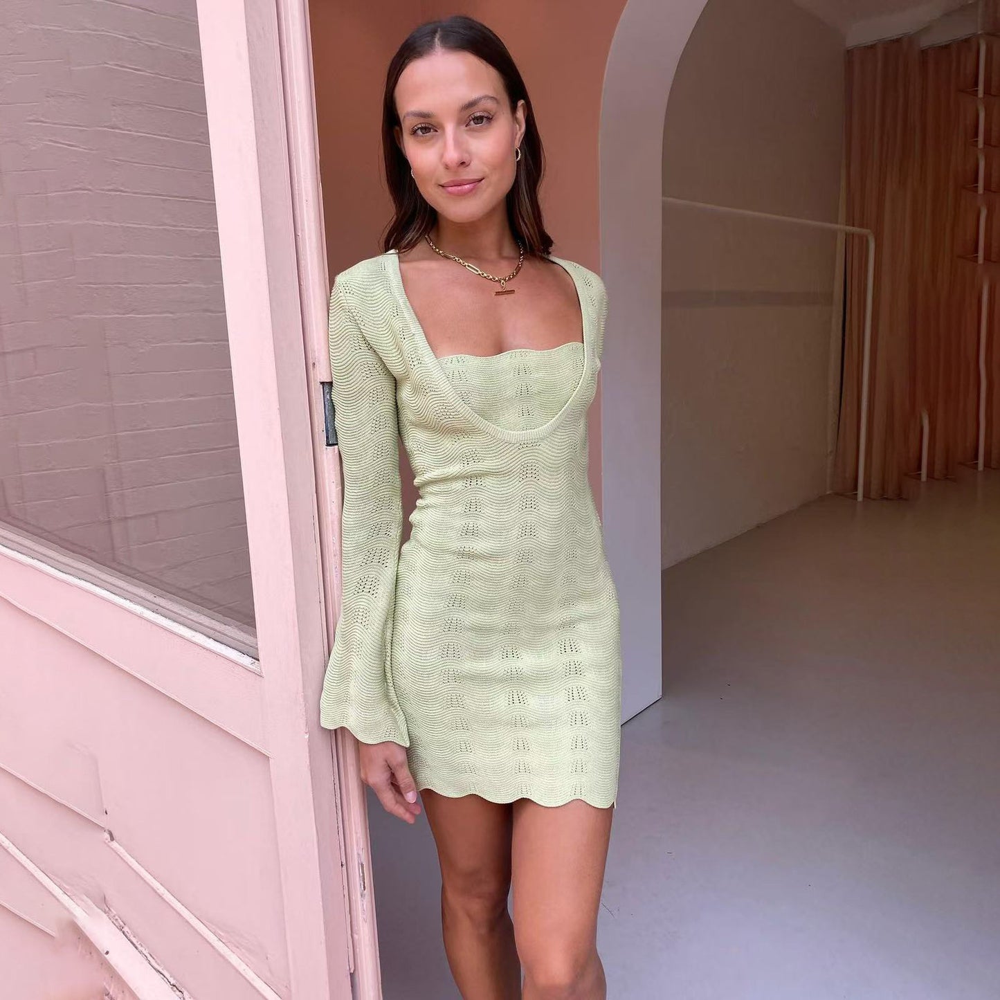 Robe en tricot pour femmes avec décolleté en V profond et ourlet en vagues Chic und Stil