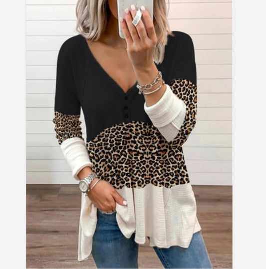 T-shirt à manches longues pour femmes avec motif animal et détails de boutons Chic und Stil