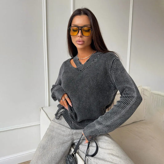 Pull en tricot épais pour femmes avec un décolleté en V tendance et des éléments usés Chic und Stil