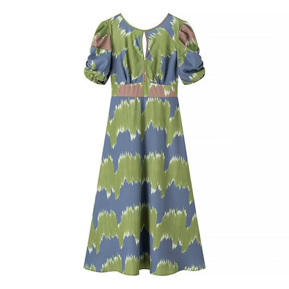 Robe d'été pour femmes avec un design brodé coloré et une coupe décontractée Chic und Stil