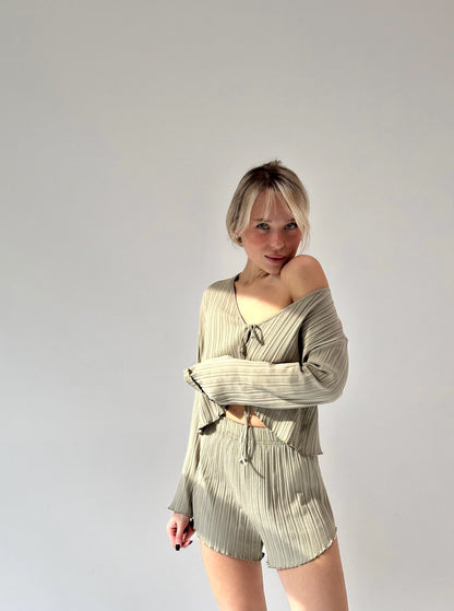 Dame Élégant Haut Court avec un décolleté en V flatteur et des manches largement coupées Chic und Stil