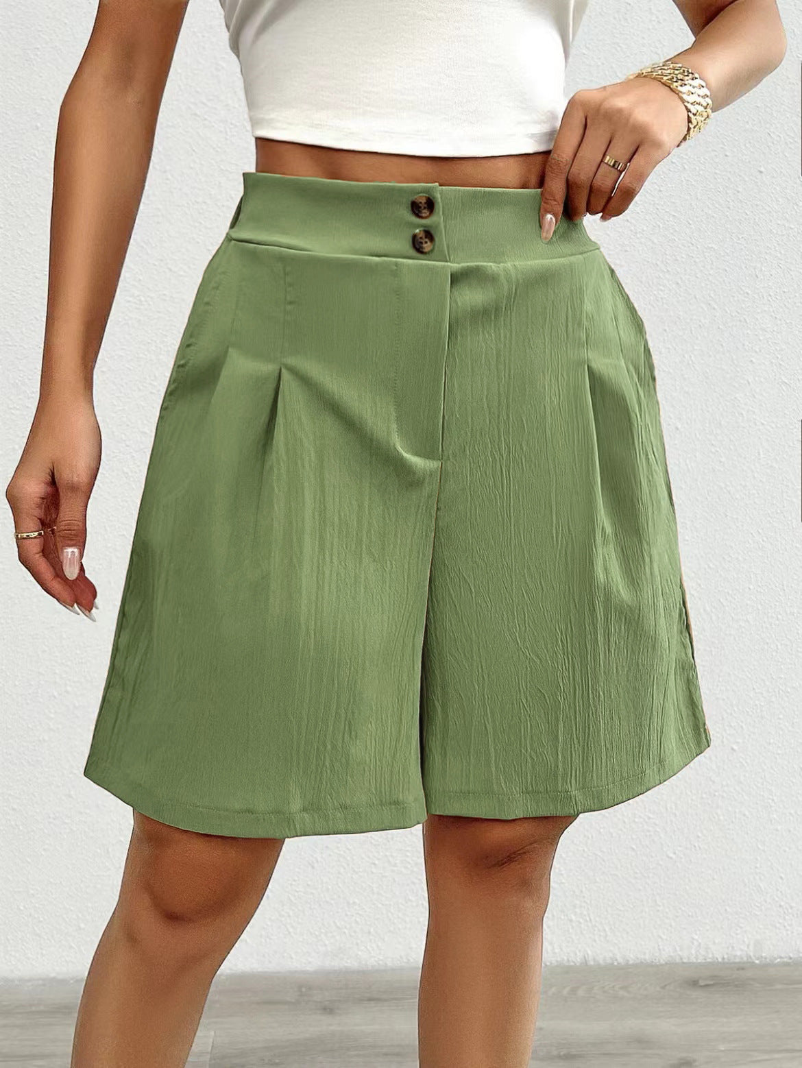 High-waisted satin shorts for women with double button closure and pleats Chic und Stil