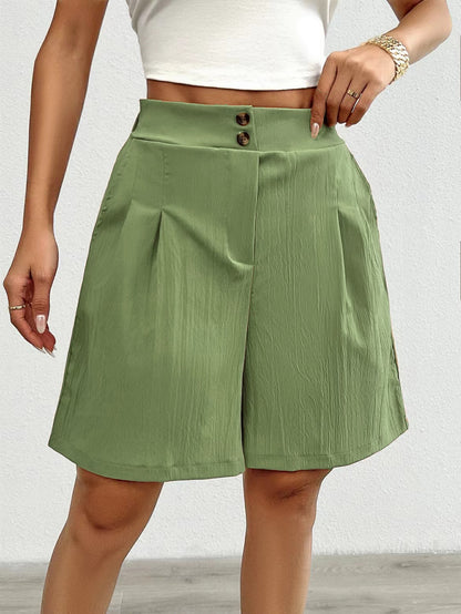 High-waisted satin shorts for women with double button closure and pleats Chic und Stil