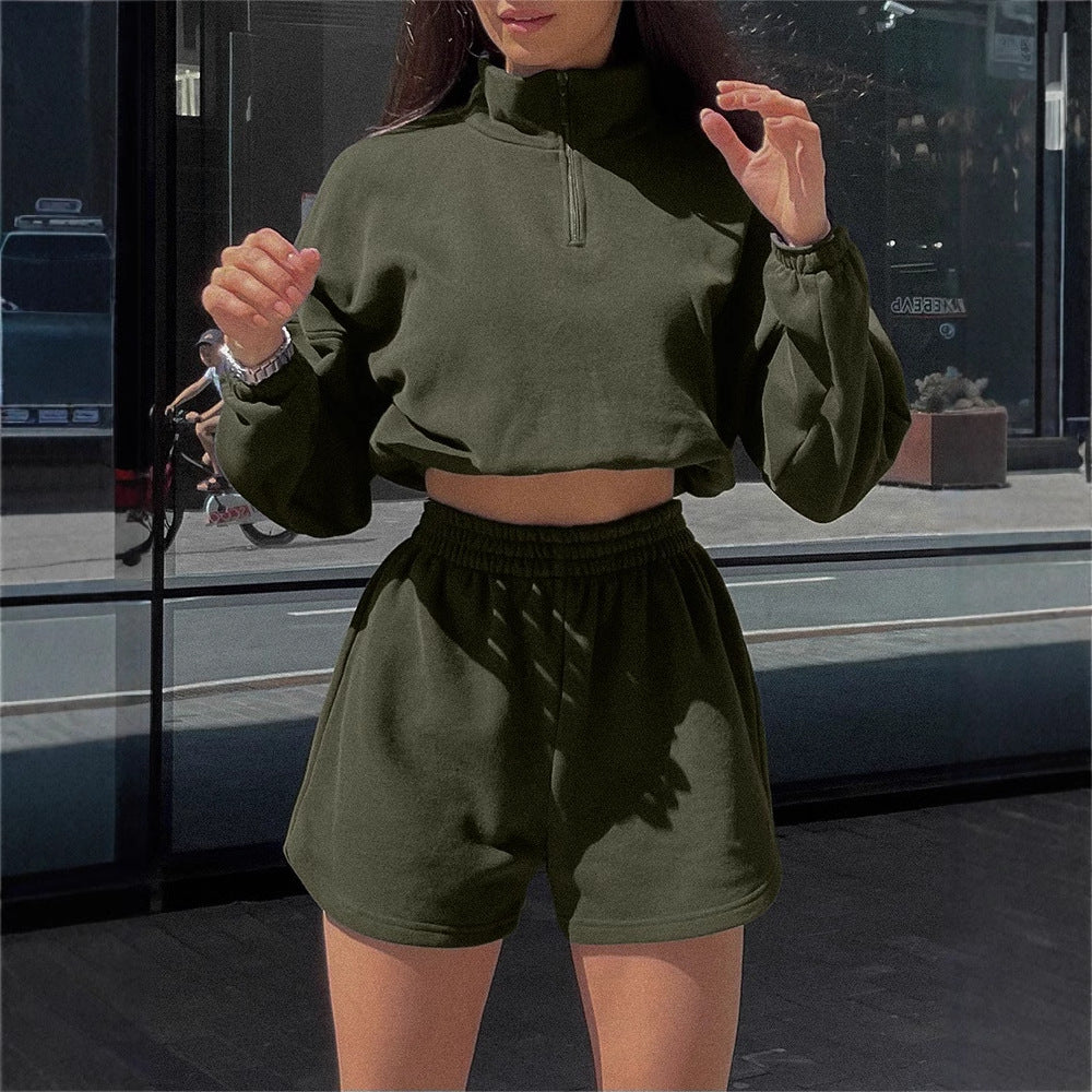 Women's sports set with cropped sweater and shorts Chic und Stil