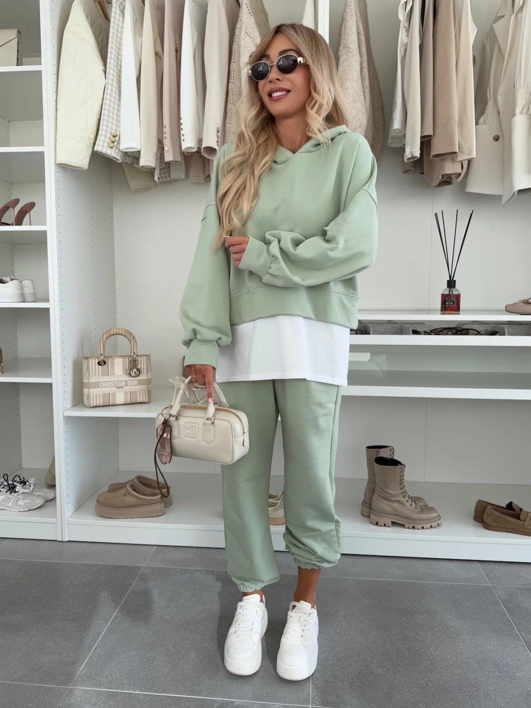 Casual women's jogger set with oversized hoodie, elastic waistband, and wide pants Chic und Stil