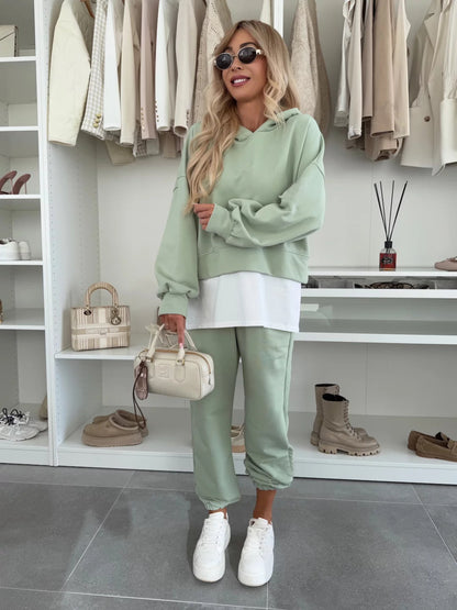 Casual women's jogger set with oversized hoodie, elastic waistband, and wide pants Chic und Stil