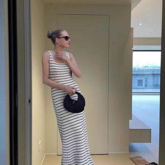 Robe en tricot longue pour femmes avec un motif rayé tendance et un décolleté plongeant Chic und Stil