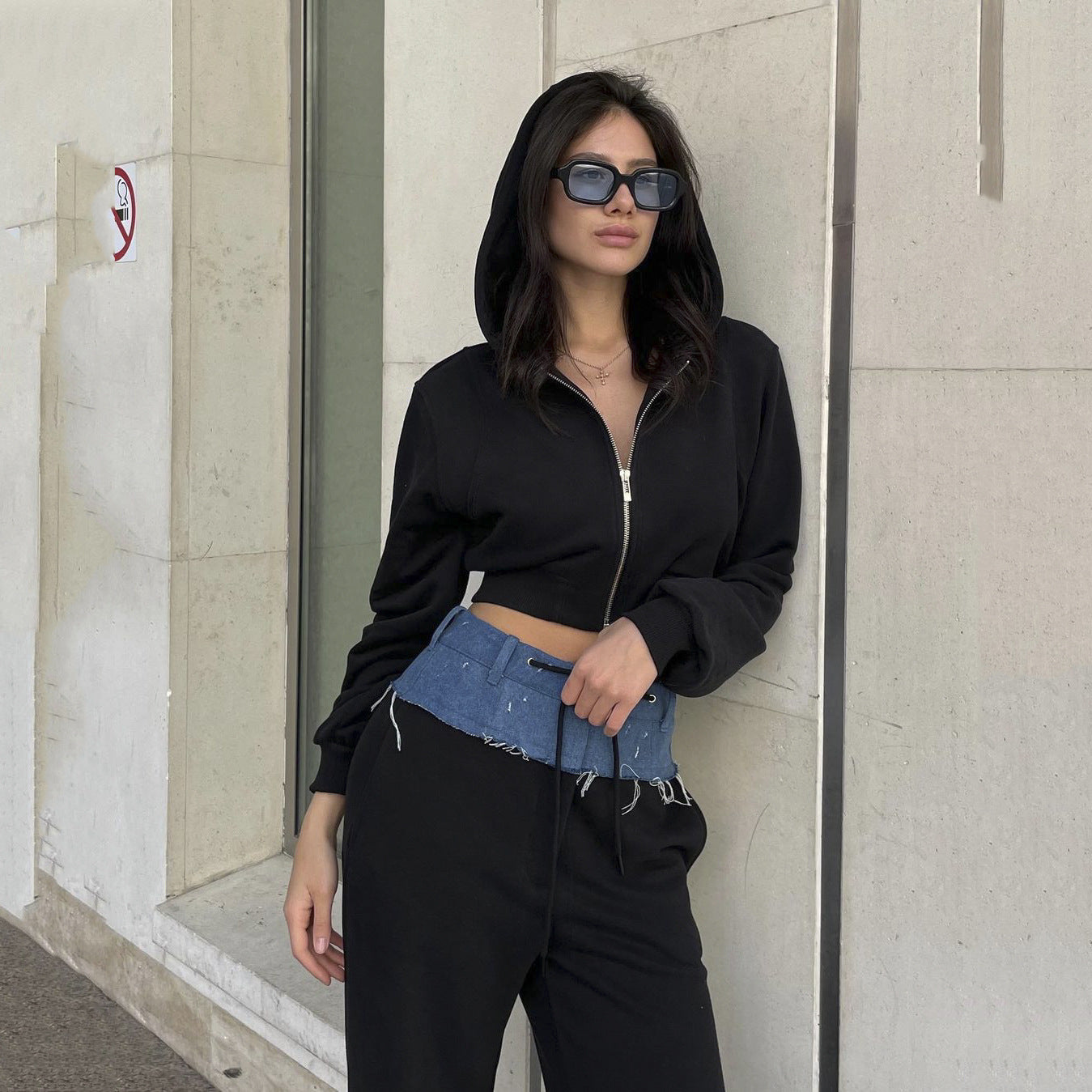 Dames Ensemble de sport à la mode avec hoodie court et style de pantalon ample Chic und Stil