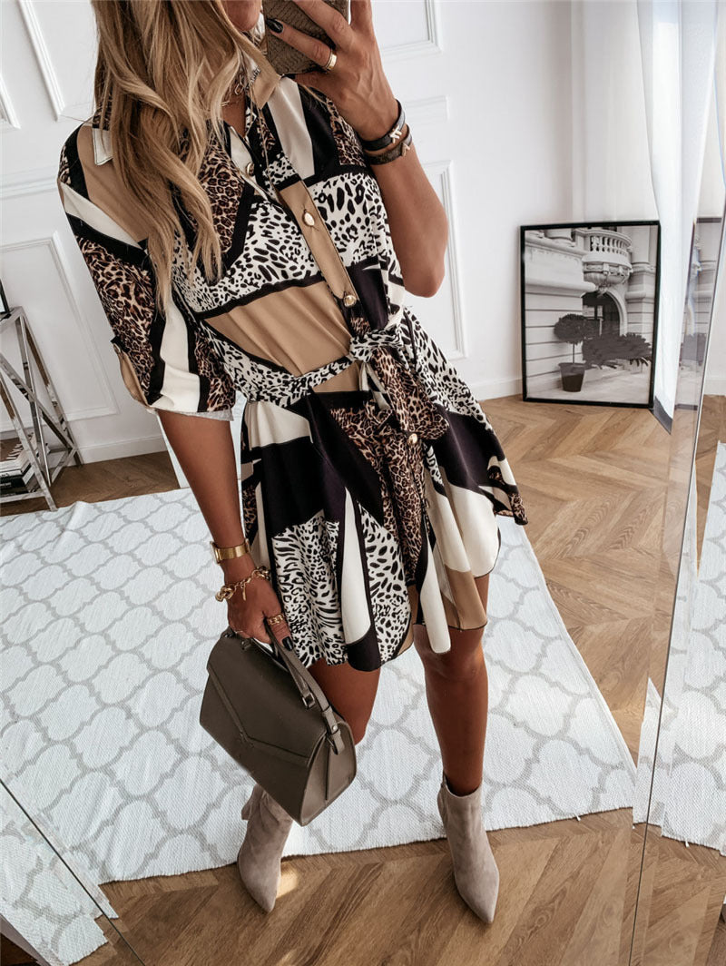 Robe chemise féminine tendance avec motif géométrique et nœud cintrable Chic und Stil