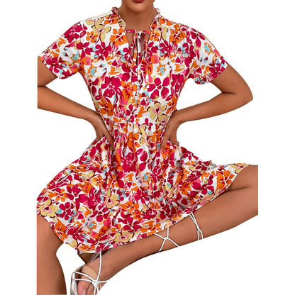 Robe courte à fleurs pour dames avec des détails en dentelle et une silhouette cintrée Chic und Stil