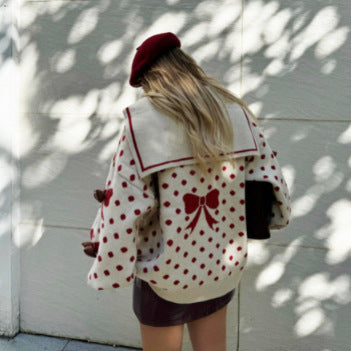 Pull en gros tricot pour femmes avec un col unique et des détails féminins Chic und Stil
