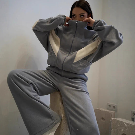 Sporty fleece leisure set for women with hood and wide pants Chic and Style