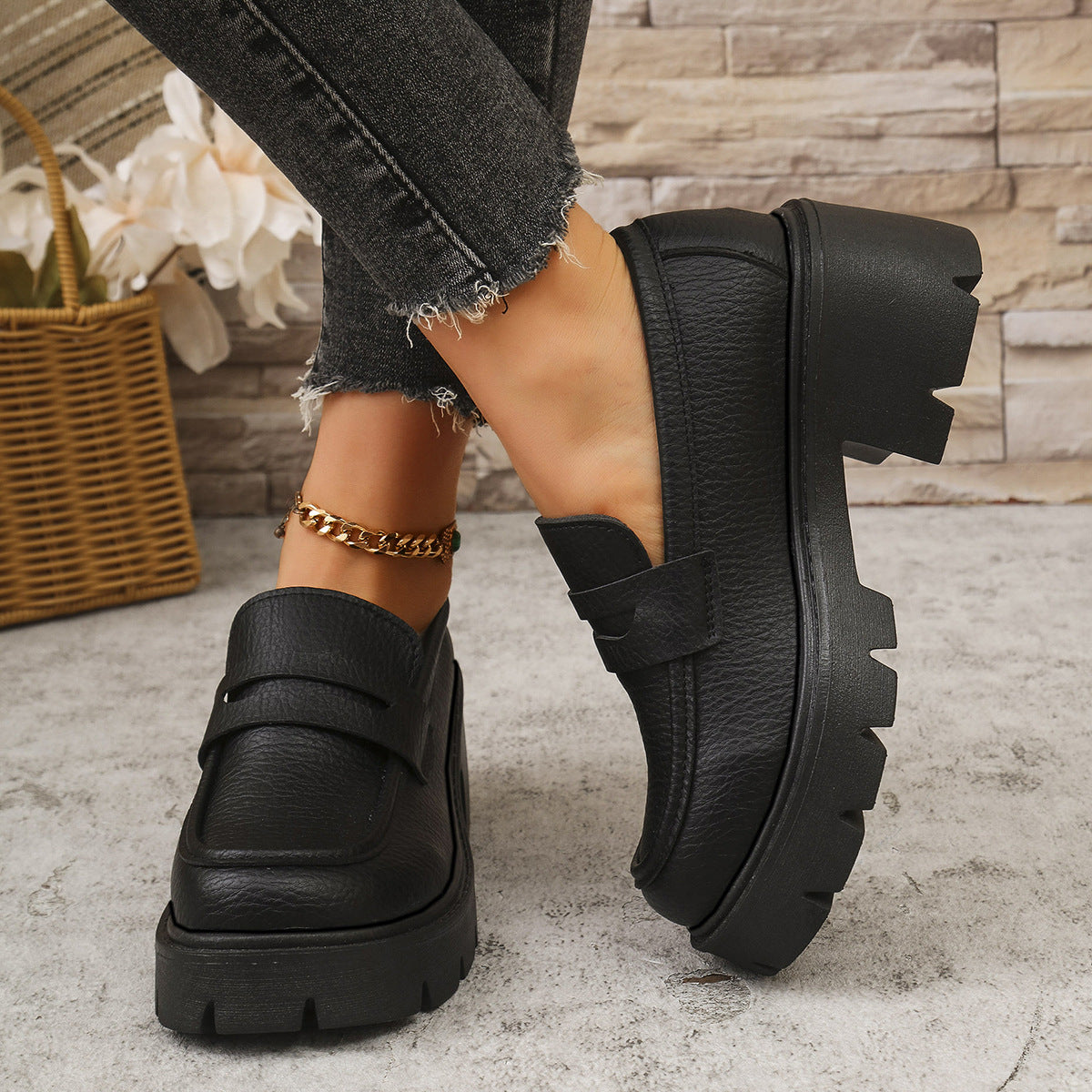 Chaussons à plateforme pour femmes avec semelle profilée antidérapante et design à la mode Chic und Stil