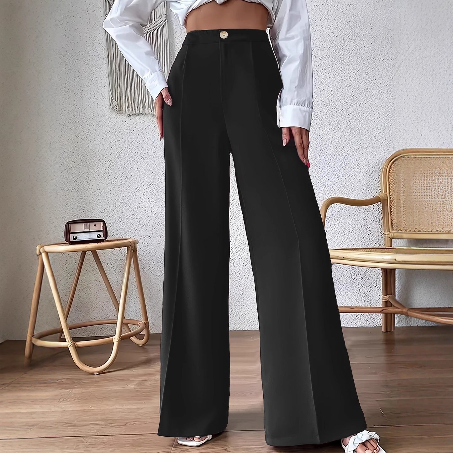 High-waisted Palazzo pants for women, with a fitted waist and discreet button detail Chic and Style