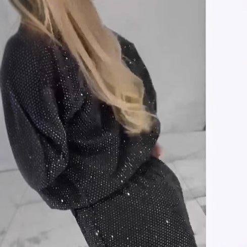 Sparkling leisure set for ladies with short sweatshirt and comfortable pants Chic und Stil