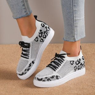 Baskets pour femmes avec un matériau supérieur en maille respirante et un motif animal tendance Chic und Stil