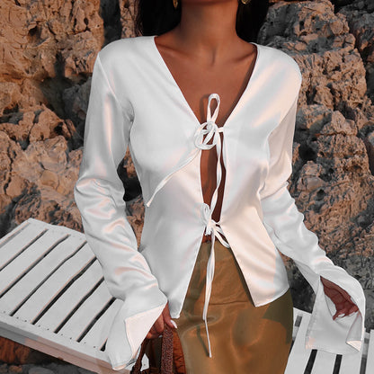 Blouse satin femme avec décolleté en V profond et liens Chic und Stil