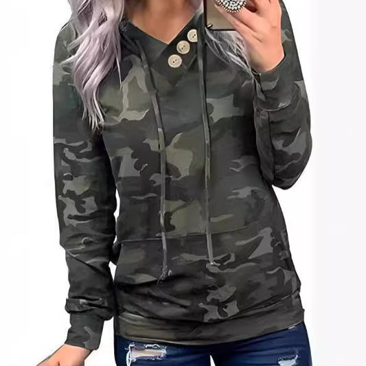 Pull à capuche décontracté pour femmes avec détails de boutons et motif camouflage moderne Chic und Stil