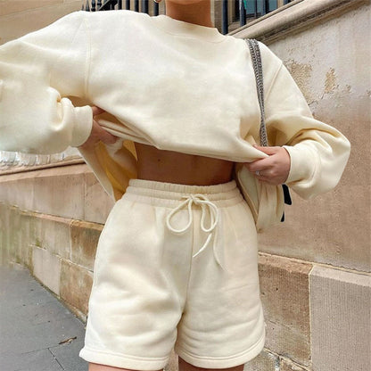 Stylish and comfortable sweatshirt and shorts set for women Chic und Stil
