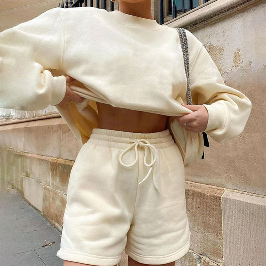 Stylish and comfortable sweatshirt and shorts set for women Chic und Stil
