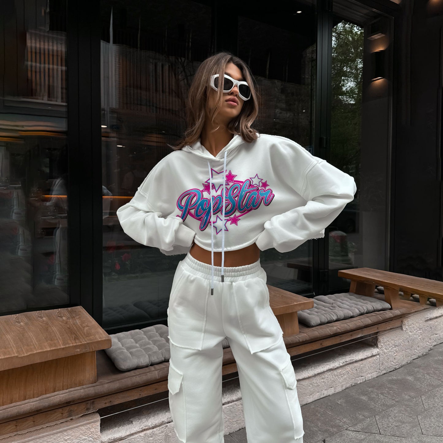 Dames hoodie cropped à la mode avec impression colorée Chic und Stil