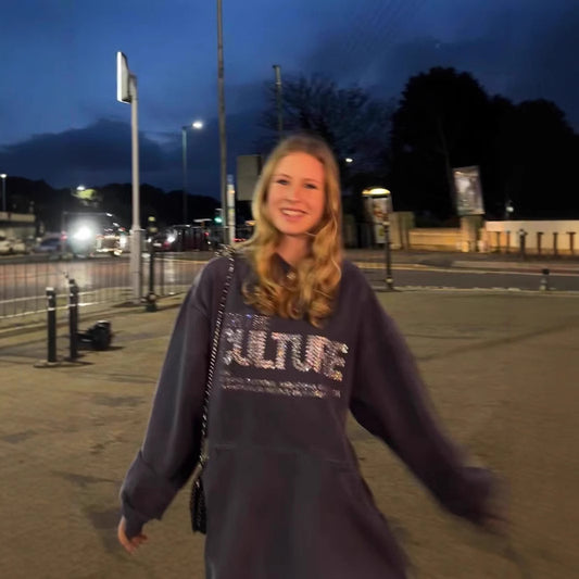 Women's sweatshirt with stylish print and practical kangaroo pocket Chic and Style