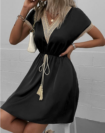 Robe de loisirs pour femmes avec décolleté en V et détails décoratifs Chic und Stil