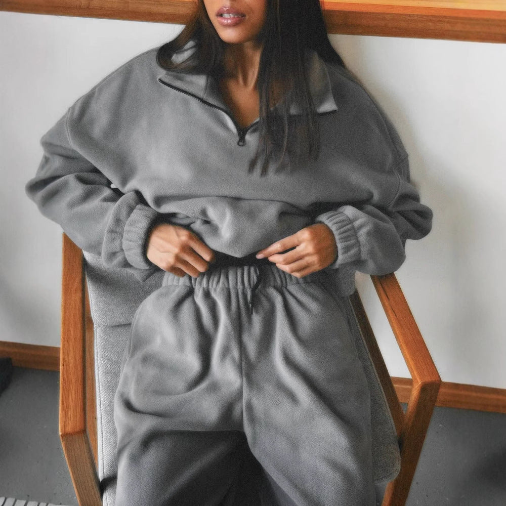 Fleece sweatshirt and jogger pants set for women with high collar and zip Chic und Stil