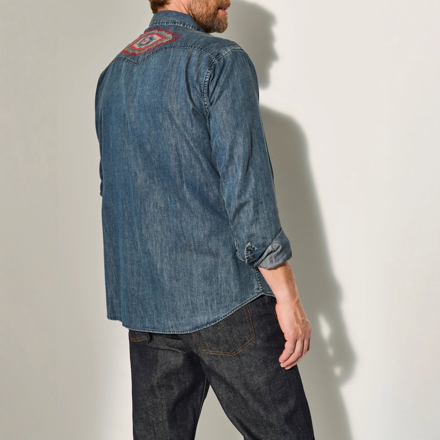 Chemises en jean pour hommes avec un design de broderie attrayant Chic und Stil