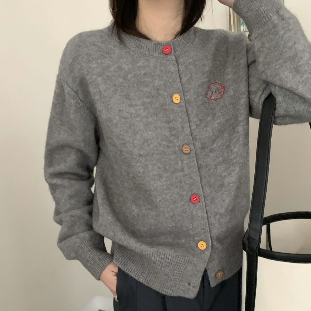 Dames pull-over en tricot douillet avec décolleté boutonné et motif brodé Chic und Stil