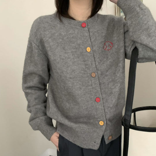 Dames pull-over en tricot douillet avec décolleté boutonné et motif brodé Chic und Stil
