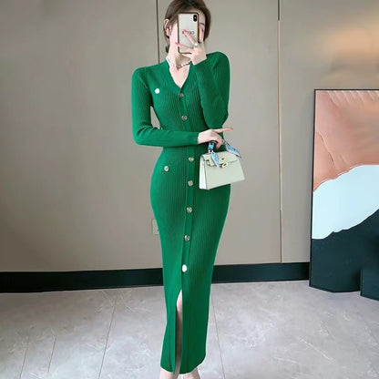 Robe tricot mi-longue pour femmes avec détails de boutons et fente latérale Chic und Stil