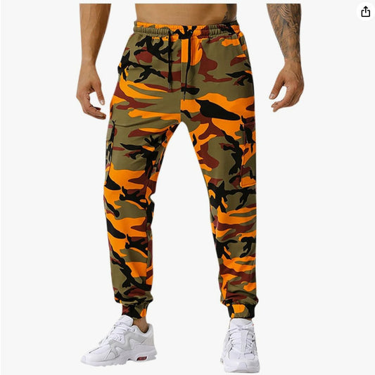 Men's cargo pants with practical side pockets in camouflage design Chic and Style
