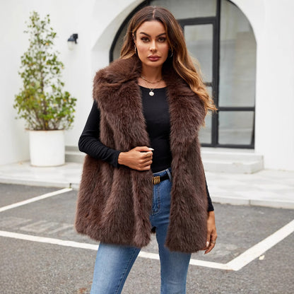 Dames gilet en fausse fourrure avec une coupe élégante et un col volumineux Chic und Stil