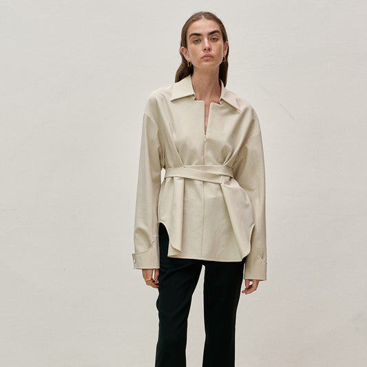 Blouse féminine à la mode avec coupe asymétrique et taille élégante Chic und Stil