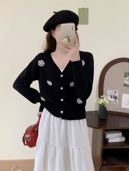 Dames gilet douillet en tricot avec broderie de fleurs et boutons en perles Chic und Stil