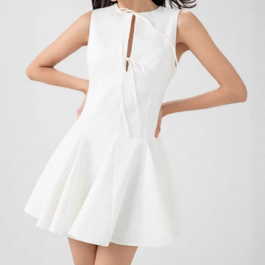 Robe de loisirs pour femmes avec des détails de nœuds raffinés et un ourlet flottant Chic und Stil